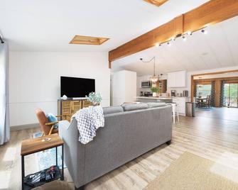 Sweet Lake House! Updated 5BR Lake Home, Close to Lake Michigan, Beaches, Skiing - Gobles - Living room