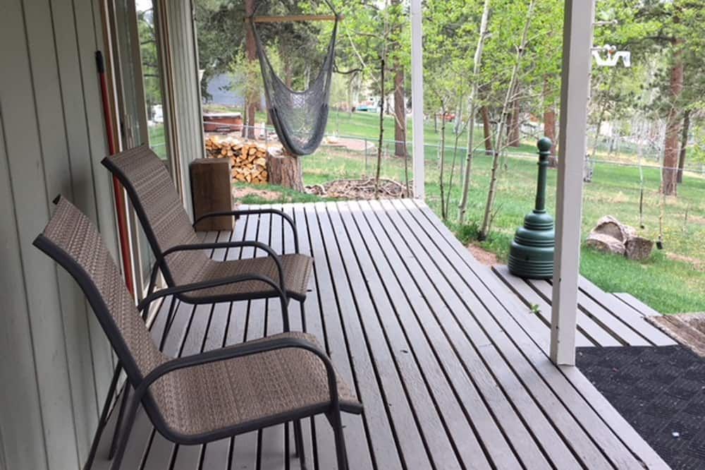 Furnished bedroom in our Home with full size bed, shared bath - Woodland Park - Balcony