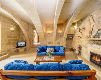 Ponderosa Holiday Home - Għarb - Living room