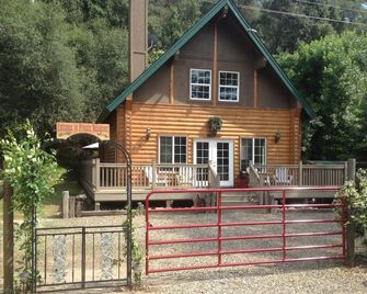 Donna's Doll House located 4.5 miles from Sequoia National Park. - Three Rivers - Building