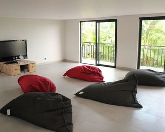 Base Guesthouse and Hostel - North Kuta - Sala de estar