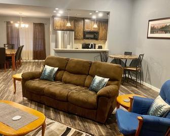Timberland Cottage Sleeps 6. Minutes to Casino, Concerts, Lake, College - Calera - Sala de estar