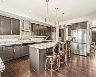 4,000 sq ft 7 Br/4.5 Ba Luxury Home with Amazing Amenities - Hinton - Kitchen