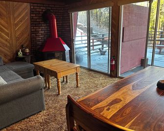 Cozy Yosemite Wood Cabin: A Serene Retreat in Nature! Pet Friendly with WiFi - Mariposa - Living room