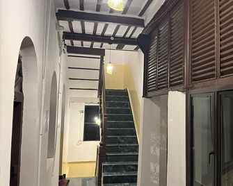 Shaw Guest House - Kolkata - Stairs