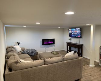 Whitetail cottage! Spacious home with game room. Near OIT and SkyLakes. - Klamath Falls - Obývací pokoj