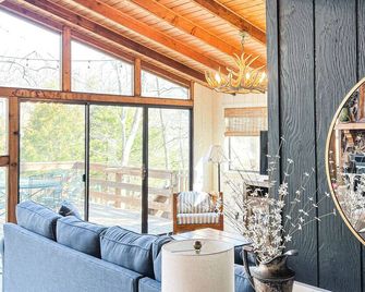 FLAT, Lakefront chalet; Hottub, Playground, Firepit, Wifi, and more! - Wright City - Sala de estar