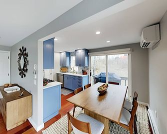 All Decked Out | Newly Remodeled Home | Steps From the Center of Town - Provincetown - Dining room