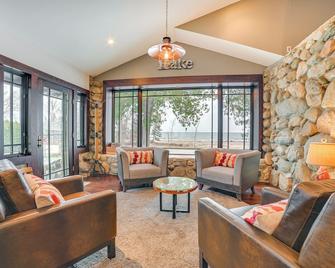 Upscale Earl Young Charlevoix Cottage with Deck! - Charlevoix - Huiskamer