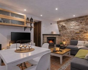 Romantic getaway with jacuzzi, fireplace and mountain views - San Martín de Teverga - Sala de estar