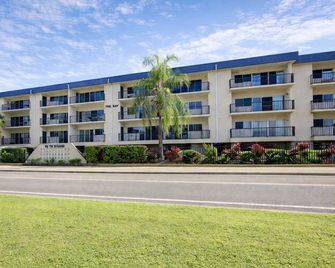 Townsville Strand Stay - Oceanfront Steps to Beach & Waterpark - Townsville - Building