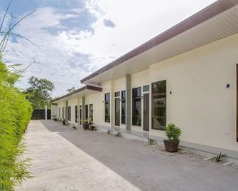 OYO 504 Casa Mia Hotel Suites Residence - General Santos - Gebouw