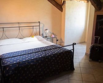 Hotel Le Botti - אלבה - חדר שינה