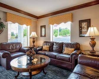 Savannah House Hotel - Branson - Living room