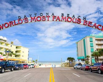 Pineapple Shores Retro Inn 10 - Daytona Beach - Strand