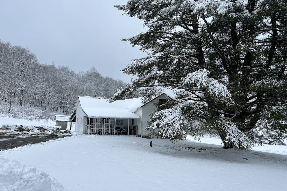 The Douglas Place - A Rustic Cabin on Armenia Mountain