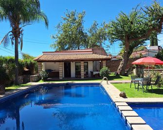 El chante: family home - Chantepec - Piscina