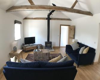A country Holiday cottage just a stones throw from Chichester harbour - Emsworth - Living room