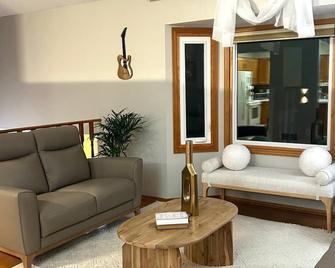 Family-friendly, spacious with deck & fence,\n centrally located near MSP airport - Burnsville - Living room