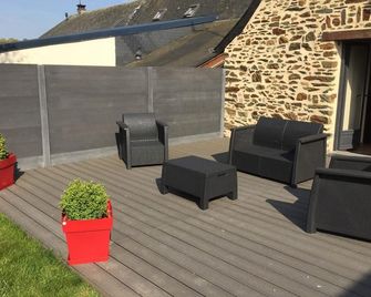 Charming Riverside Cottage with Bike Path, Nearby Eateries, and Horse Facilities - Loigné-sur-Mayenne - Patio