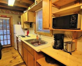 Mountain Cabin in woods 3 minutes to Helen #13 - Helen - Kitchen