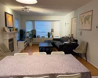 Spacious 2br Ground-Level Suite Near Kingsway Central Park & Metrotown - Vancouver - Comedor