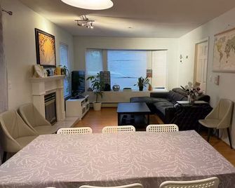 Spacious 2br Ground-Level Suite Near Kingsway Central Park & Metrotown - Vancouver - Comedor