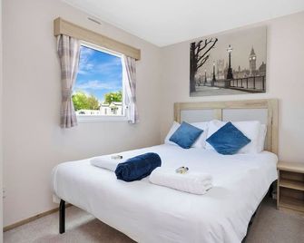 swimming pool, entertainment complex, and children's play areas. - Longniddry - Bedroom