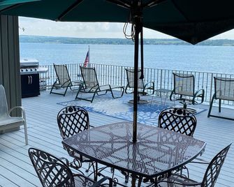 Waterfront Cottage, Large Dock Access, Beautiful Deck Views, Dog Friendly! - Auburn - Balkón