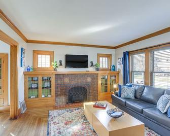 Historic Lorain Home Walk to Lake Erie! - Lorain - Sala de estar
