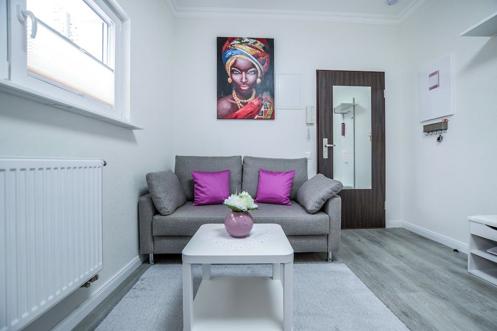 Stylish & chic, 2 room terrace apartment, 4 persons, subway 2 minutes walk - קלן - סלון