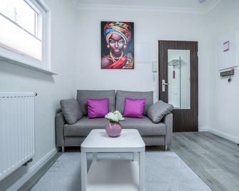 Stylish & chic, 2 room terrace apartment, 4 persons, subway 2 minutes walk - קלן - סלון