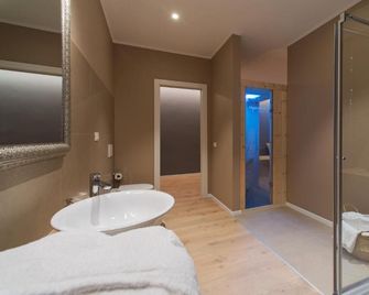 Lainez Rooms & Suites - Trento - Bad