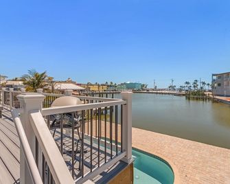 920 Stunning Bay View Home with Heated Pool, Walk to Times Square! - Fort Myers Beach - Balcone