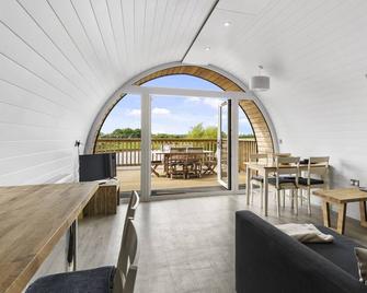 Finest Retreats - The Chicken Coop - Hertford - Living room