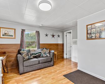 Super cute little cabin! - Hill City - Living room