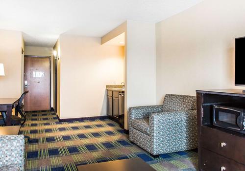 Comfort Inn Suites 54 8 8 Meriden Hotel Deals Reviews