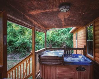 Remodelled cabin! great location! - Sevierville - Balcony