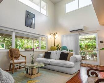 Escape to Paradise- AC, Kayaks,Ocean across street - Kaaawa - Living room