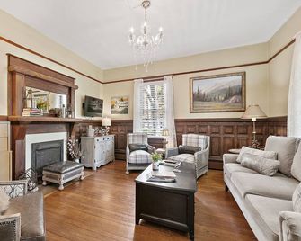 Twin Maples Farmhouse-Walk to Dining, Shops & Pubs - Waynesville - Obývací pokoj