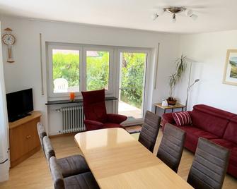 Bright apartment (ground floor) with garden and terrace. Experience Hegau, Lake Constance, Rhine Falls! - Tengen - Dining room