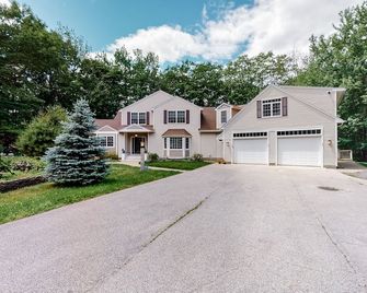 Riverfront, upstairs studio with fast WiFi & fireplace - dog-friendly - Ogunquit - Building