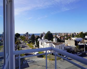 Ramada Residences by Wyndham Puerto Madryn CQ Parry - Puerto Madryn - Balcony