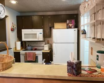 Lovely One bedroom condo with indoor fireplace. - Federal Way - Kitchen