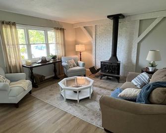2023 Remodeled Modern 4BR Avon Home on Large Private Lot/Farm - Avon - Living room