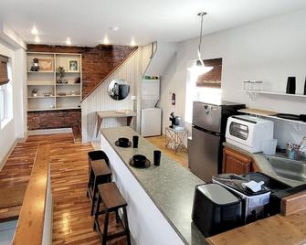 Loft Apartment in Heart of Yuengling Downtown! - Pottsville - Kitchen