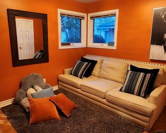 Dreamcatcher Lake House - Pelee Island - Living room