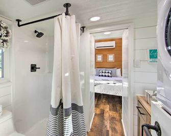 Dock & Lake Access! Daingerfield Gem w/ Tiny Home - Daingerfield - Baño