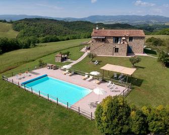 Private villa with heated and fenced pool - Querceto - Piscina