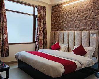 Aston Home Stay - Shimla - Bedroom